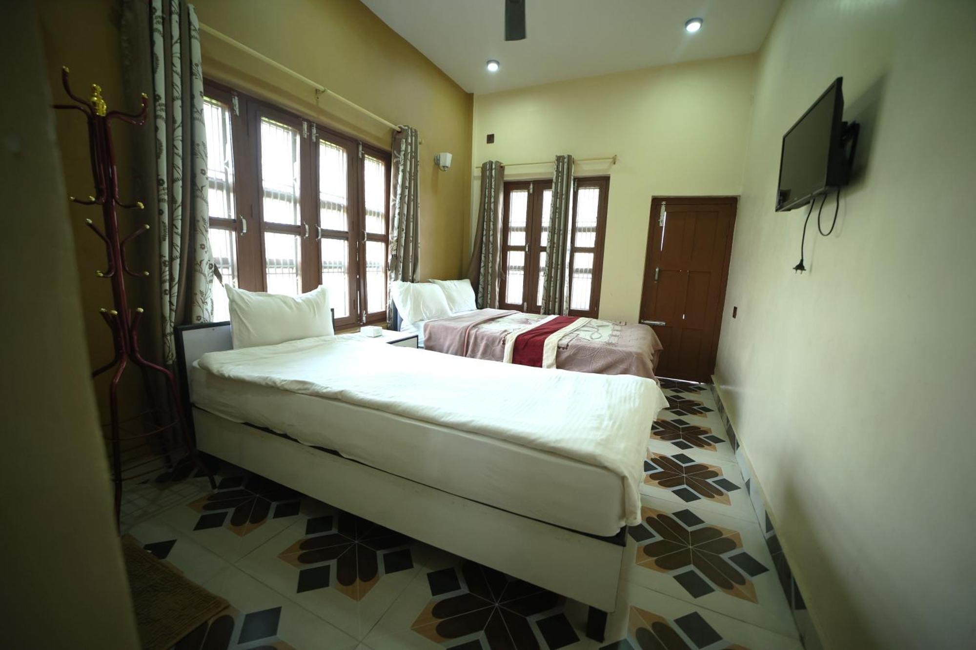 Hotel Flycatcher Chitwan- A Jungle Safari Home Sauraha Eksteriør bilde