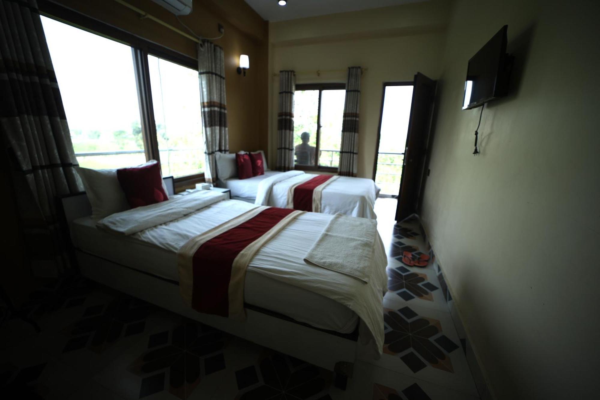 Hotel Flycatcher Chitwan- A Jungle Safari Home Sauraha Eksteriør bilde