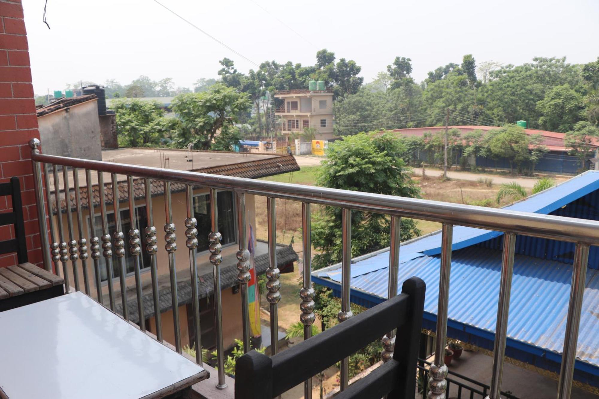 Hotel Flycatcher Chitwan- A Jungle Safari Home Sauraha Eksteriør bilde