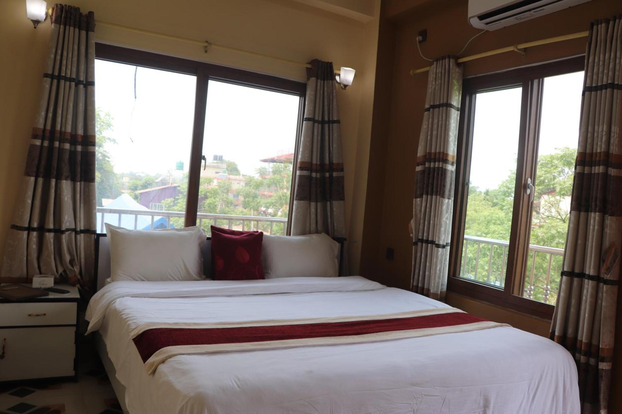 Hotel Flycatcher Chitwan- A Jungle Safari Home Sauraha Eksteriør bilde