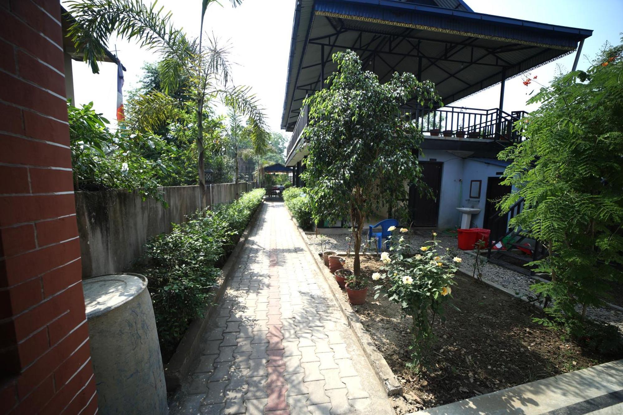 Hotel Flycatcher Chitwan- A Jungle Safari Home Sauraha Eksteriør bilde