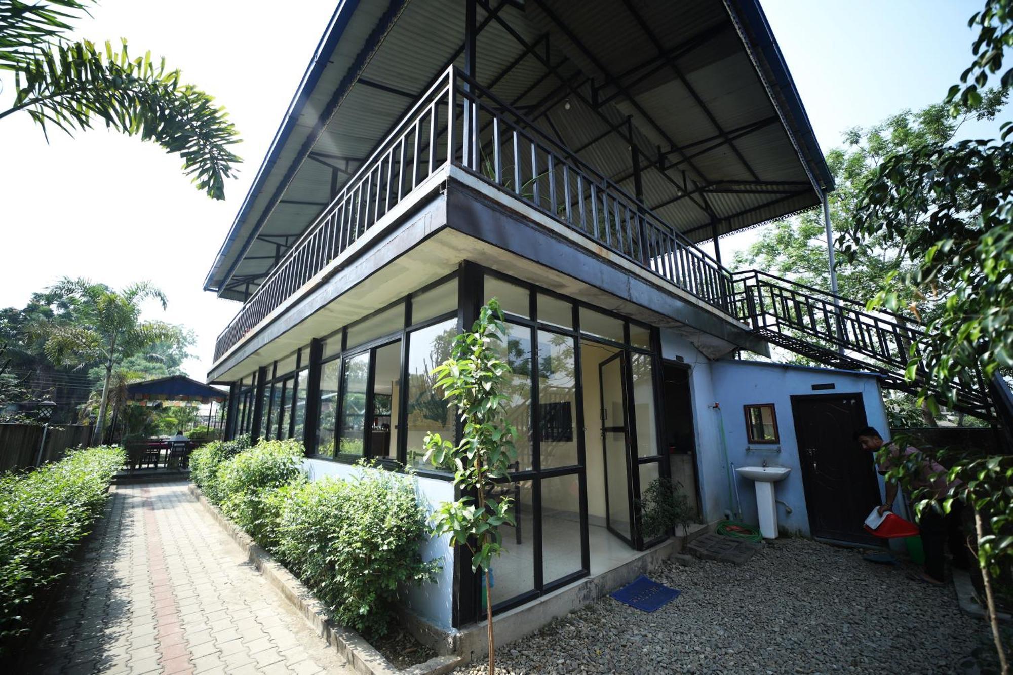 Hotel Flycatcher Chitwan- A Jungle Safari Home Sauraha Eksteriør bilde