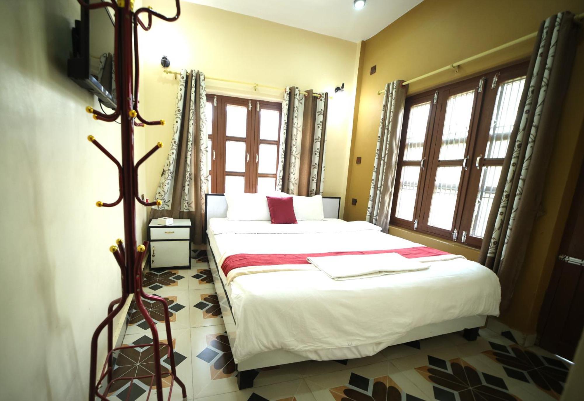 Hotel Flycatcher Chitwan- A Jungle Safari Home Sauraha Eksteriør bilde