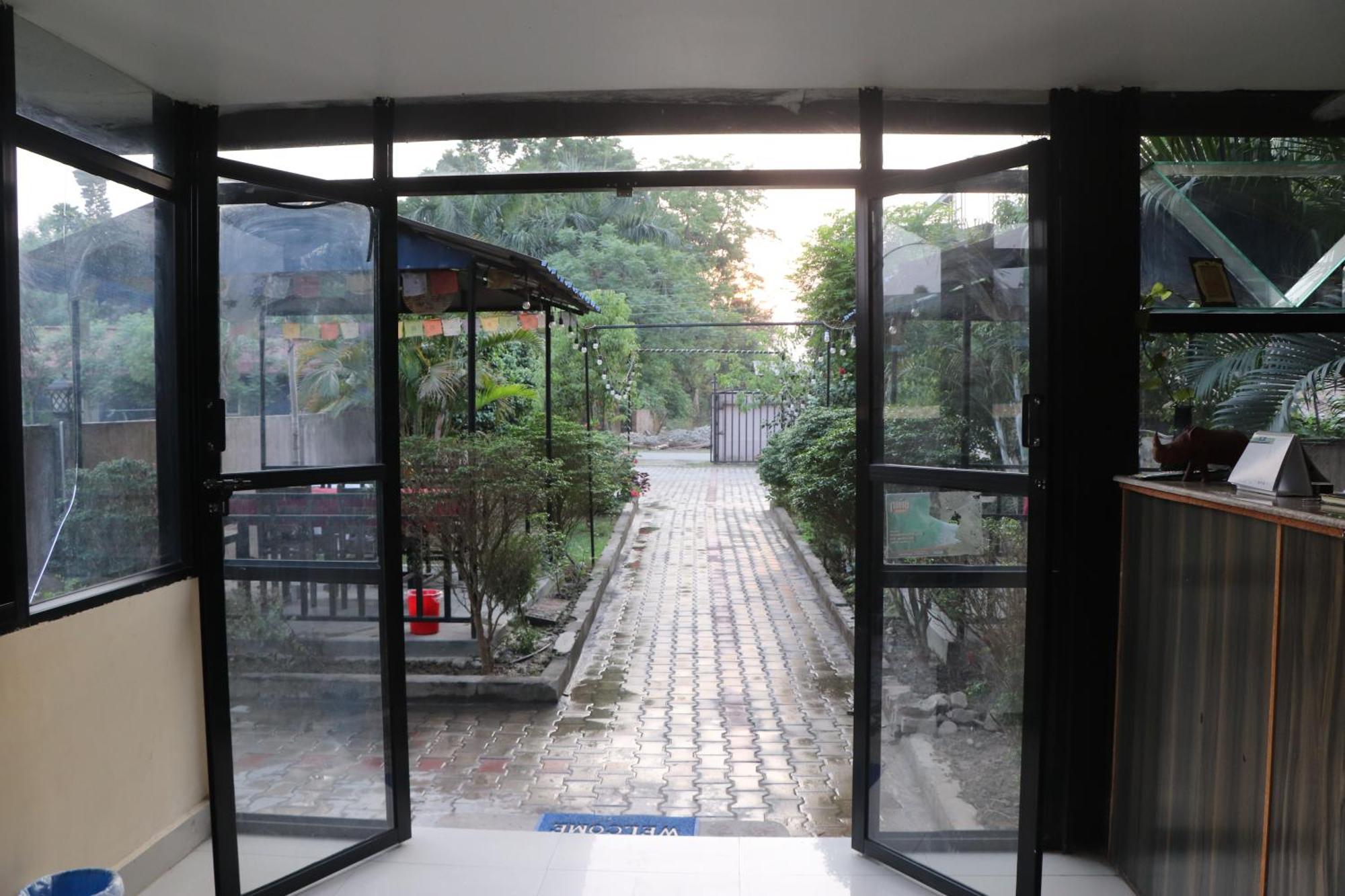 Hotel Flycatcher Chitwan- A Jungle Safari Home Sauraha Eksteriør bilde