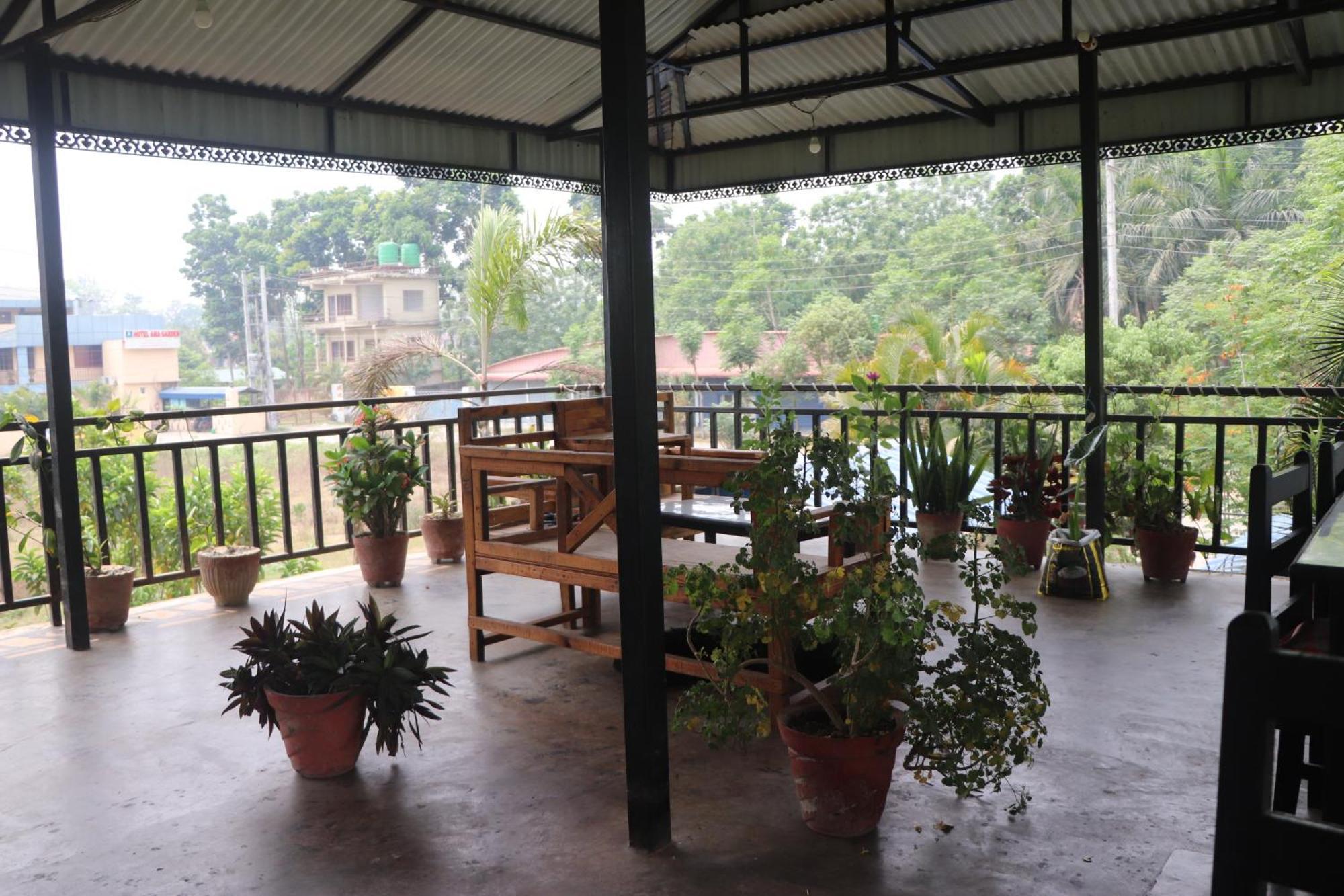 Hotel Flycatcher Chitwan- A Jungle Safari Home Sauraha Eksteriør bilde