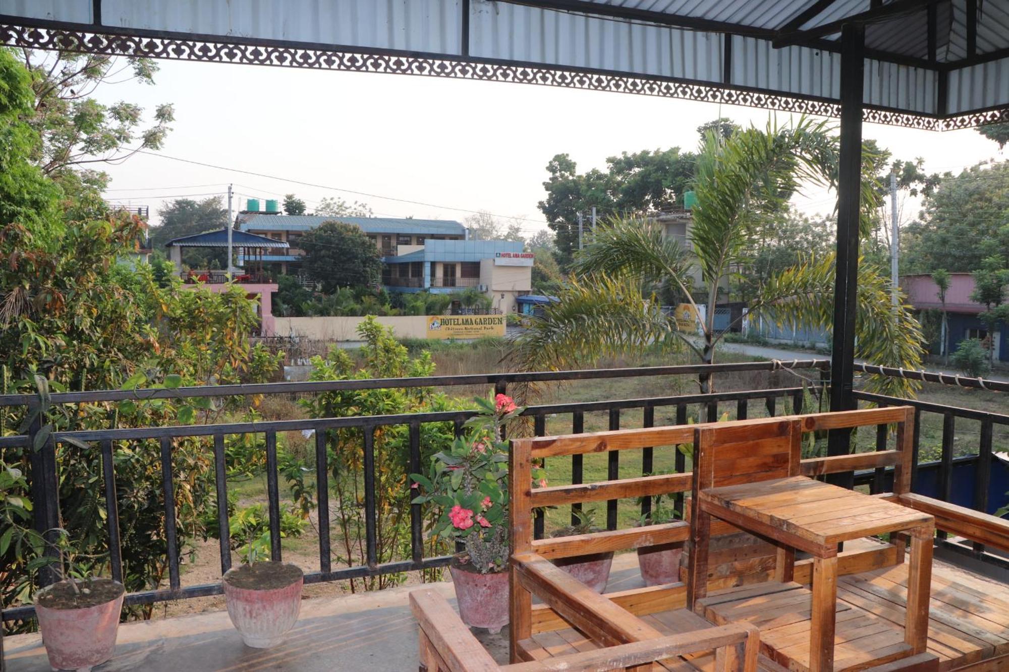 Hotel Flycatcher Chitwan- A Jungle Safari Home Sauraha Eksteriør bilde