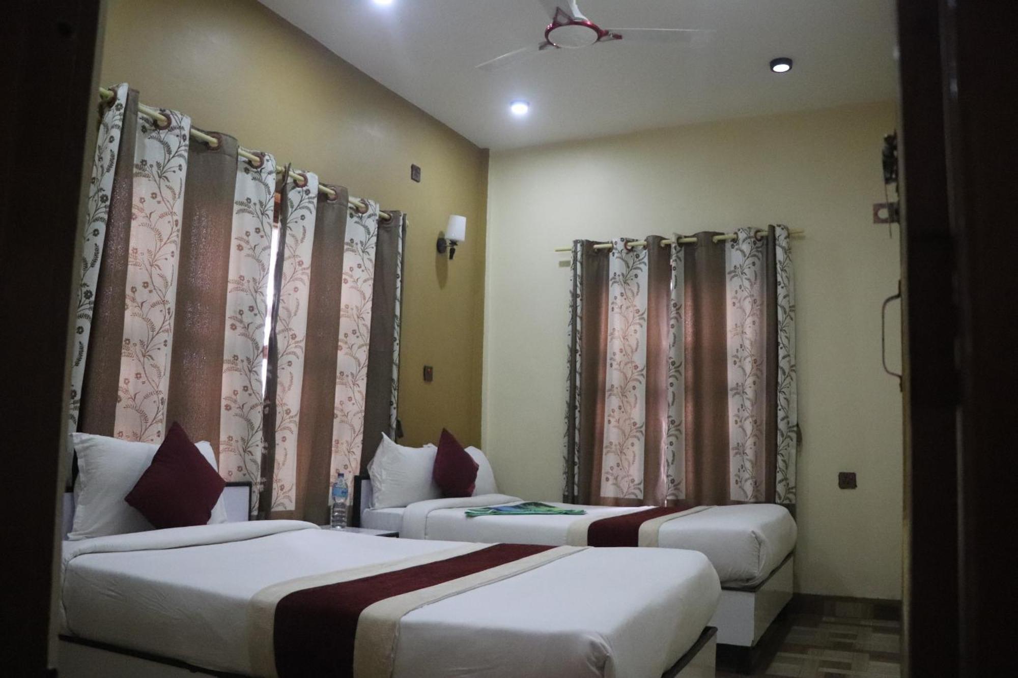 Hotel Flycatcher Chitwan- A Jungle Safari Home Sauraha Eksteriør bilde