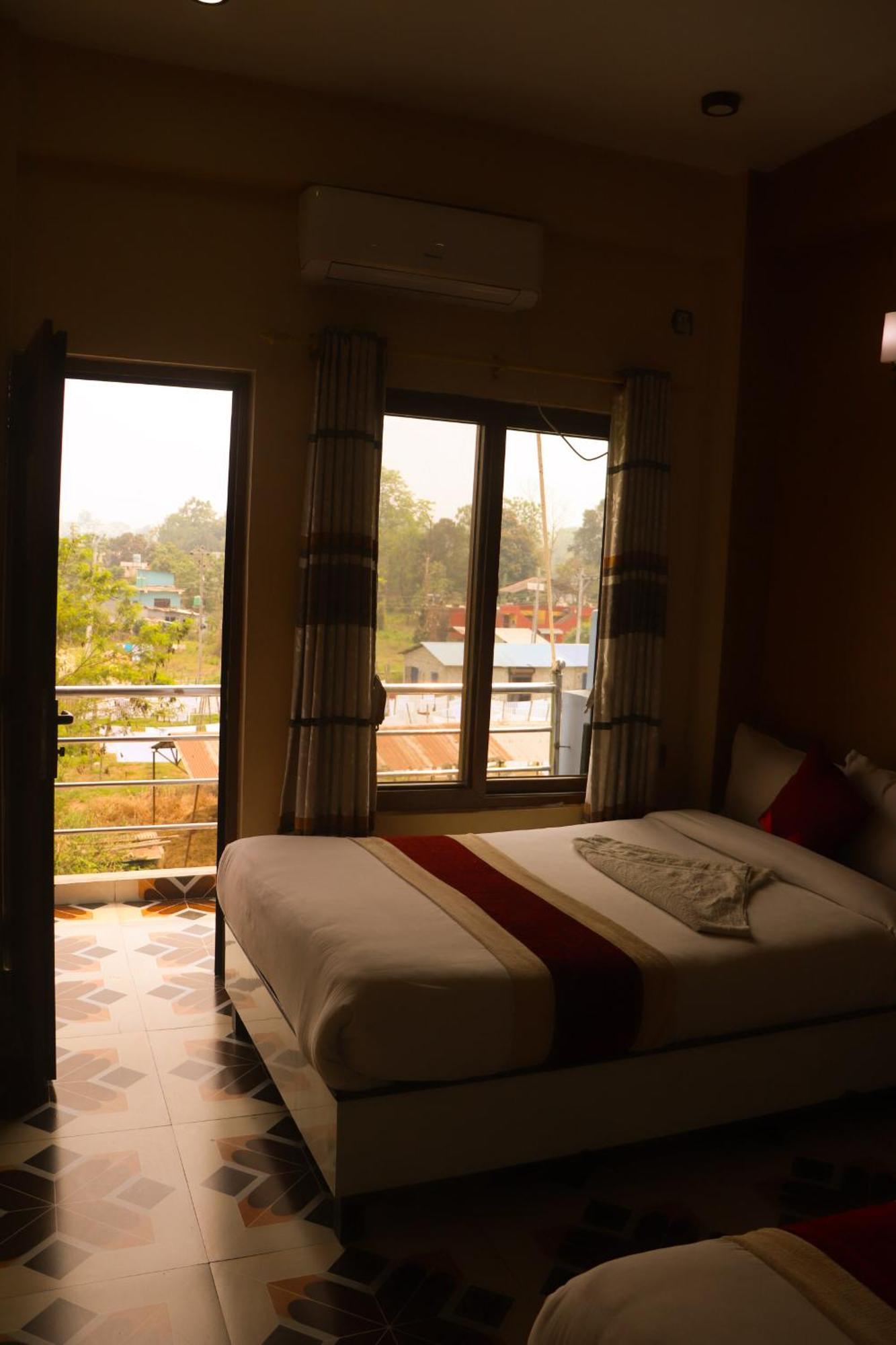 Hotel Flycatcher Chitwan- A Jungle Safari Home Sauraha Eksteriør bilde